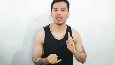 Jovencito twink de 21años le da sexo oral a la vergota de tio de su mejor amiga!