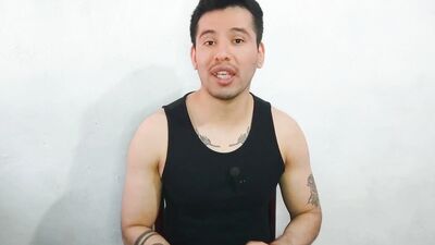 Jovencito twink de 21años le da sexo oral a la vergota de tio de su mejor amiga!
