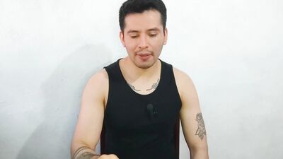 Jovencito twink de 21años le da sexo oral a la vergota de tio de su mejor amiga!