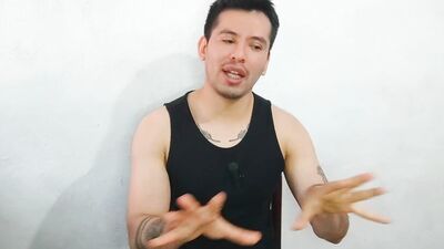 Jovencito twink de 21años le da sexo oral a la vergota de tio de su mejor amiga!