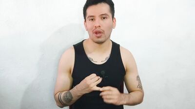 Jovencito twink de 21años le da sexo oral a la vergota de tio de su mejor amiga!