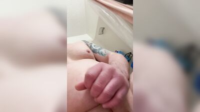 Chubby cumshow smooth solo vers bottom