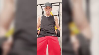 Macho se exibindo na barra fixa e gozando
