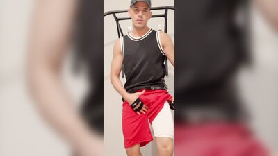 Macho se exibindo na barra fixa e gozando