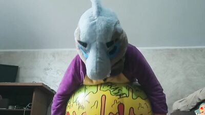 3-ryk Playing with an inflatable ball 2