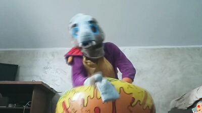 3-ryk Playing with an inflatable ball 2
