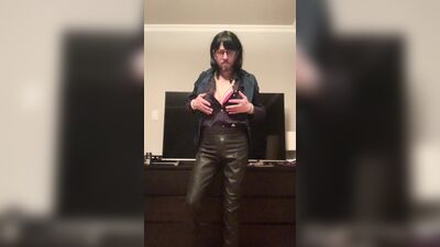 Clémence Dior presents: pleasure in leather leggings!