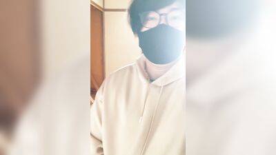 The handsome guy in the video sent to me masturbates and ejaculates on the floor