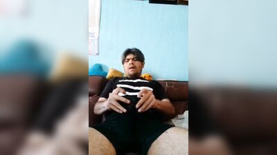 HOMBRE MEXICANO SEXY DESNUDO CON VERGA DESCOMUNAL Y LECHERA