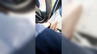 me pajeo en el coche y me corro en mi boca