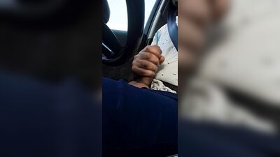 me pajeo en el coche y me corro en mi boca