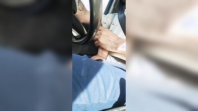 me pajeo en el coche y me corro en mi boca