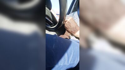 me pajeo en el coche y me corro en mi boca