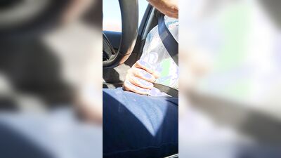 me pajeo en el coche y me corro en mi boca