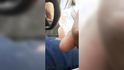 me pajeo en el coche y me corro en mi boca