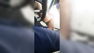 me pajeo en el coche y me corro en mi boca