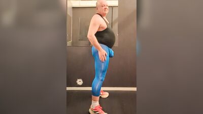 Thin tights at the gym, very slo motion