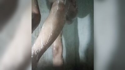 habang naliligo si bagets