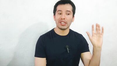 Ferretero penetra con sus 20cm al vendedor de telefonia a pelo ! relato sexual