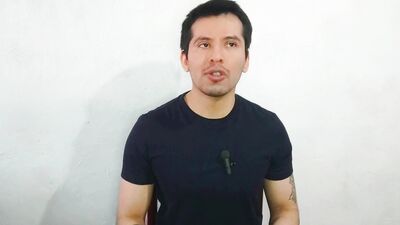 Ferretero penetra con sus 20cm al vendedor de telefonia a pelo ! relato sexual
