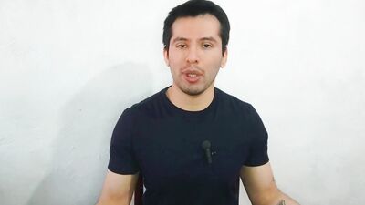Ferretero penetra con sus 20cm al vendedor de telefonia a pelo ! relato sexual