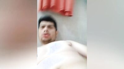 HOMBRE DESNUDO EN SU BAÑO TE MUESTRA SU CHORIZO PARADO