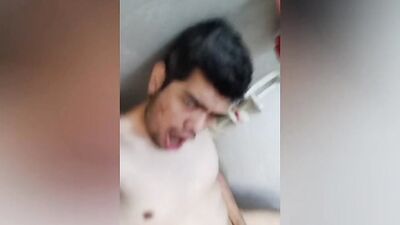 HOMBRE DESNUDO EN SU BAÑO TE MUESTRA SU CHORIZO PARADO
