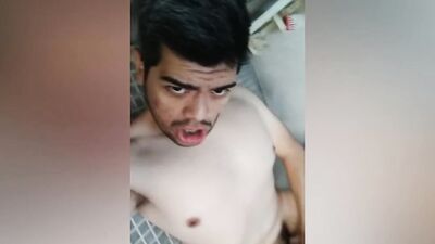 HOMBRE DESNUDO EN SU BAÑO TE MUESTRA SU CHORIZO PARADO