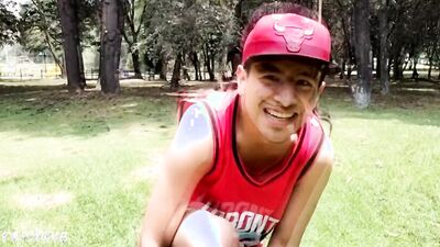 Entrenado como puta en el parque con morbo en español