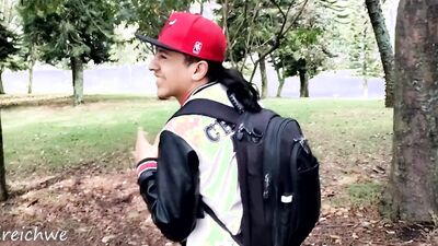 cambio de ropa en el parque con morbo