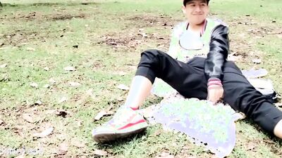 cambio de ropa en el parque con morbo