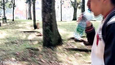 cambio de ropa en el parque con morbo