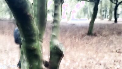 cambio de ropa en el parque con morbo