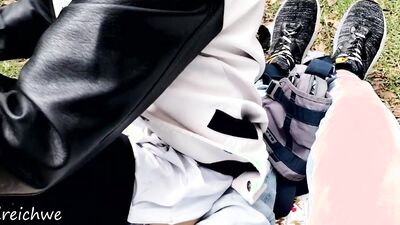 cambio de ropa en el parque con morbo