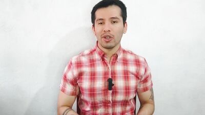 Supervisor casado de la maquiladora penetra a pelo a su empleado en los baños de la maquila! Relato