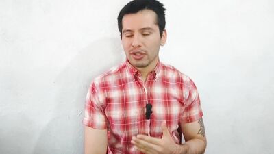 Supervisor casado de la maquiladora penetra a pelo a su empleado en los baños de la maquila! Relato