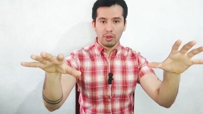 Supervisor casado de la maquiladora penetra a pelo a su empleado en los baños de la maquila! Relato