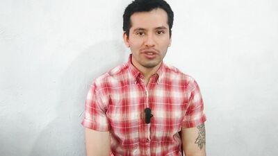 Supervisor casado de la maquiladora penetra a pelo a su empleado en los baños de la maquila! Relato