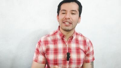 Supervisor casado de la maquiladora penetra a pelo a su empleado en los baños de la maquila! Relato