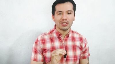 Supervisor casado de la maquiladora penetra a pelo a su empleado en los baños de la maquila! Relato