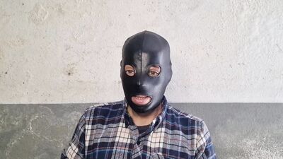 Alguém que vê meus videos contatou-me! ofereceu-me dinheiro para o foder na casa dele. Eu aceitei!