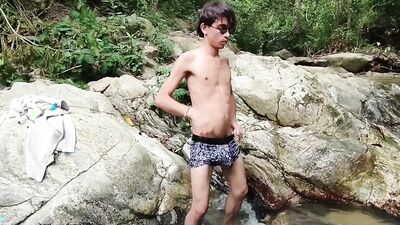 EXPLORING IN NATURE NAKED AND WITH A COCK FULL OF MILK
