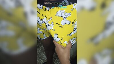 Le chupo la enorme gruesa verga a mi amigo con un boxer amarillo y le encanta.