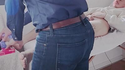 Médico heterosexual musculoso con una polla enorme se folla a su Paciente, un futbolista tatuado