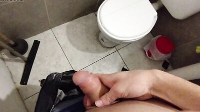 I fall on MY KNEES while MASTURBATING! I chat with you for a while before a modest CUMSHOT.
