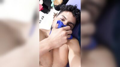 Cristopher Stewart luego del gimnasio se pone muy caliente y tira mucha leche.