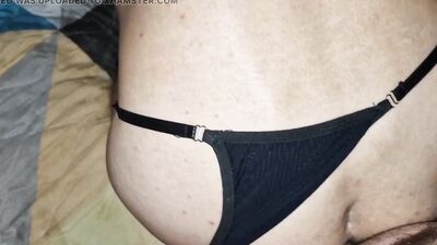 Gives in her mouth and ass to fuck herself to cum!