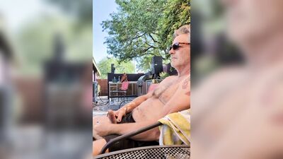 Daddy Poolside edge and nut