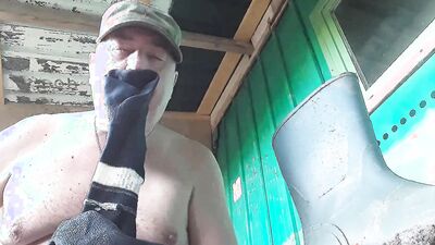 My smelly feet in my boots and a very good cumshot !