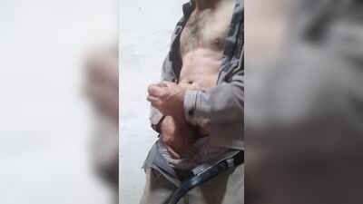 Otra buena paja en el trabajo mientras fumo
